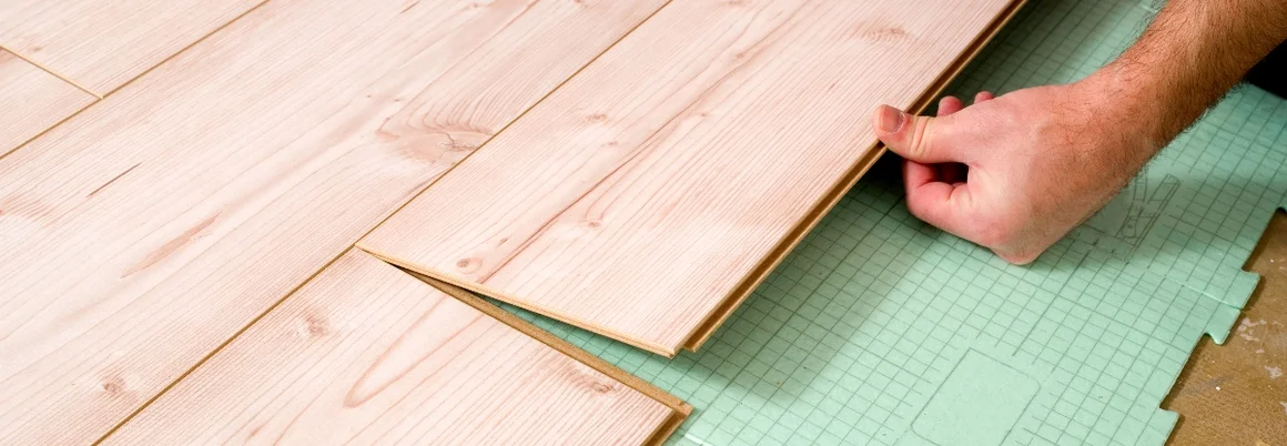 Person verlegt Laminatboden